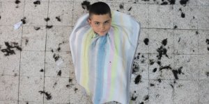 Köy Çocuklarını Tıraş Ediyor