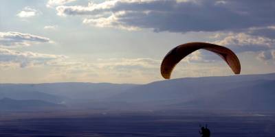 Uçmanın Zamanı.. Kars'ta Yamaç Paraşütü Eğitimleri Başlıyor!