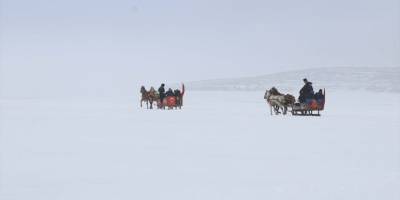 Çıldır Gölü'nde Bir Rekor Denemesi.. Soğuk Suyla Yüzleşen Kadın!