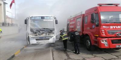 'Halk Otobüsü'nde Yangın... Trafik Polisleri Tarafından Söndürüldü