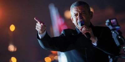 Provokasyon.. CHP Lideri Özgür Özel'e Cenaze Töreninde Yumruklu Saldırı!