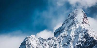 Everest'te Mevsim Dışı Kar Felaketi.. Turistler Mahsur, Rotalar Kapalı!