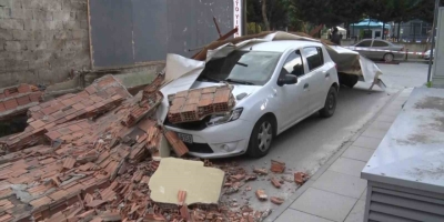 Maltepe’de İnşaatın İstinat Duvarı Arabanın Üzerine Yıkıldı