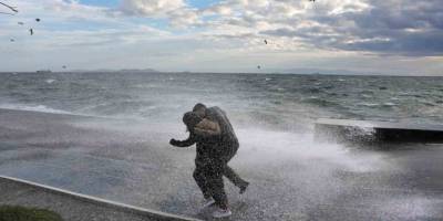İ̇stanbul’da Dev Dalgalara Aldırış Etmeden Fotoğraf Çekildiler