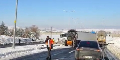 Diyarbakır’da Buzlanma Nedeniyle Tır Yoldan Çıktı