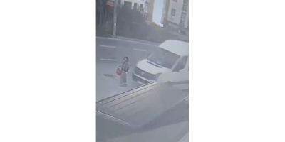 Dolmuş Bekleyen Kadın Minibüsün Altında Böyle Kaldı