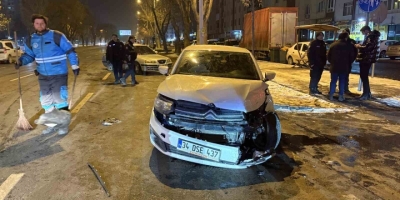 Kayseri’de İki Otomobilin Çarpıştığı Kazada 3 Kişi Yaralandı