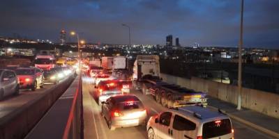 Beylikdüzü Ambarlı’da Eylem.. TIR Şoförleri Nedeniyle Trafik Durma Noktasına Geldi