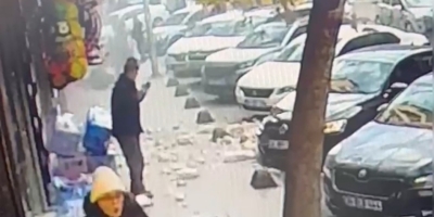 Güngören’de 5 Katlı Binada Balkon Çöktü, Yayalar Son Anda Kurtuldu