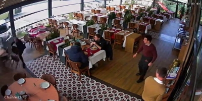 Ünlü Sanatçı Cahit Berkay, Kullandığı Araçla Restorana Daldı