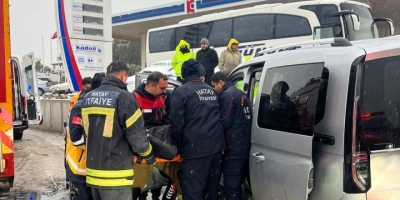 Duvara Çarpan Hafif Ticari Aracın Sürücüsü Yaralandı