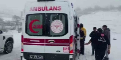 Ambulansla Karda Mahsur Kalan Hastayı Belediye Ekipleri Kurtardı