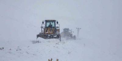 Kar ve Tipi Etkili Oldu.. Van'da Yüzlerce Yerleşim Yerinin Yolu Kapandı!