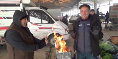 Kütahyalı Pazarcılar Tenekede Ateş Yakarak Isınıyor