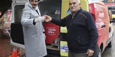 Mersin’de Vatandaşlara Soğuk Havada Kaynar İkramı