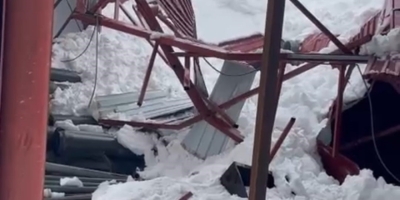 Derecik’te Ahır Çatısı Çöktü