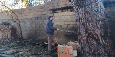 Yangının Eve Sıçramaması İçin Alevlere Hortumlarla Müdahale Ettiler