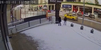 Bursa’da Karla Kaplanan Kaldırımda Kalp Çizdiler, Güvenlik Kamerasını İzleyenlerin İçi Isındı