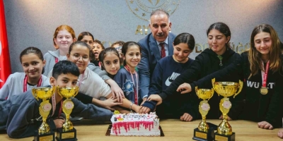 Şampiyonluk Pastasını Birlikte Kestiler