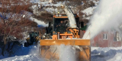 Bingöl’de Yoğun Kar Yağışı Sonrası Köy Yollarında Çalışmalar Devam Ediyor