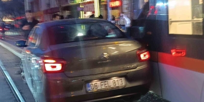 Otomobilin Tramvayla Çarpıştığı Kazada Maddi Hasar Oluştu