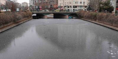 Porsuk Çayı’nın Buz Tutan Yüzeyi Çöple Kaplanmaya Başladı