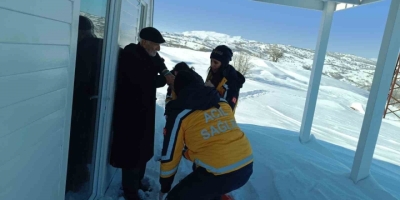 1 Kilometrelik Yolu Yürüyerek Hastaya Ulaştılar
