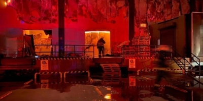 Antalya’da Market Deposu Alev Alev Yandı, Temel Gıda Alanı Küle Döndü