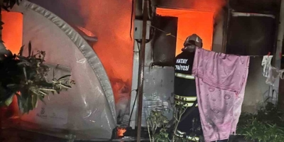 Altınözü’nde Konteyner Ve Çadır Yandı