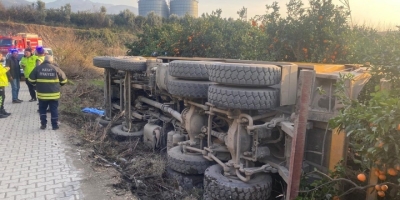 Payas’ta Trafik Kazası: Devrilen Kamyonun Sürücüsü Yaralandı