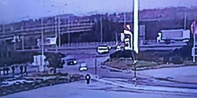 Ticari Araç Bariyerlere Ok Gibi Saplandı: 2 Kişinin Hayatını Kaybettiği Feci Kaza Kamerada