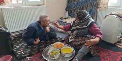 Yaşlı Kadın Engelli Oğluna 61 Yıldır ‘bebek’ Gibi Bakıyor: Azmiyle Örnek Oluyor