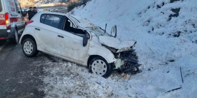 Kayan Otomobil, Yol Kenarındaki Araca Çarptı