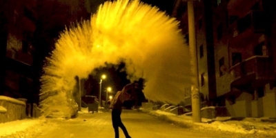 Erzincan’da Soğuk Havada Havaya Serpilen Kaynar Su Yere Düşmeden Buz Oldu