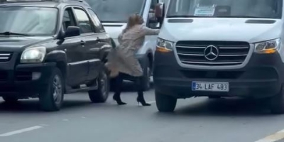 Topuklu Ayakkabısıyla Aracından İnip Servistekilere Saldırdı
