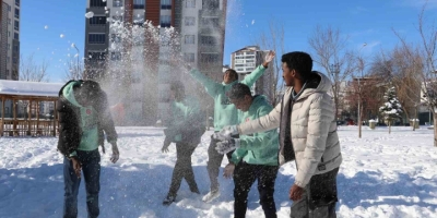 İ̇lk Kez Karla Tanışan Afrikalı Öğrenciler Doyasıya Eğlendi