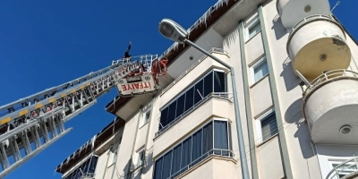 Bayburt’ta Buz Sarkıtları Temizleniyor