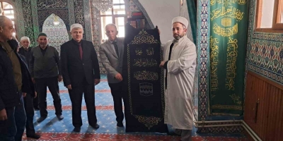Tarihi Büğdüz Mahalle Camii’nin Geleneksel Motiflerle İşlenen Minber Örtüsü Yenilendi