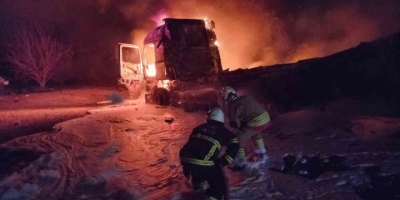 Alevlere Teslim Olan Tır Yanarak Kullanılamaz Hale Geldi