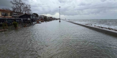 Edremit’te Denizle Kara Birleşti, İşletmeler Sular Altında Kaldı