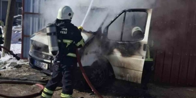 Suluova’da Park Halindeki Kamyonet Yandı