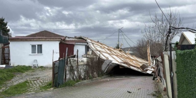 Arnavutköy’de Çatı 30 Metre Uçarak Başka Evin Üzerine Düştü