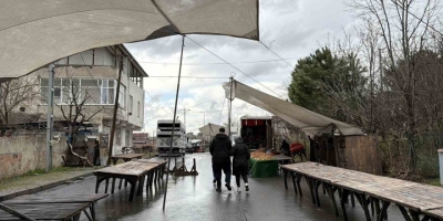 Arnavutköy’de Fırtına Pazarı Vurdu, 08.00’den Beri Çadırı Kuramadılar