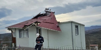 Ordu’da Fırtına Nedeniyle Çatı Uçtu, Ağaç Devrildi