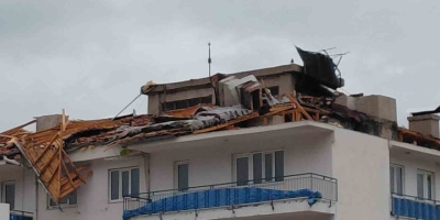 Fırtına İlçe Emniyet Amirliğinin Çatısını Uçurdu