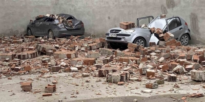 Metruk Binanın Çatı Duvarı Otoparka Devrildi, 6 Araçta Hasar Oluştu