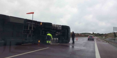 Fırtına Otobanda Tırı Devirdi, Sürücü Kendi İmkanlarıyla Böyle Çıktı