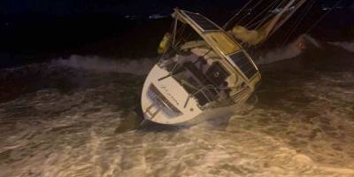 Fırtına Milyonluk Tekneyi Karaya Sürükledi