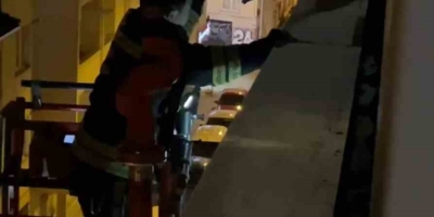 Binadan Sarkan Metal Parça İçin İtfaiyeden Gece Operasyonu