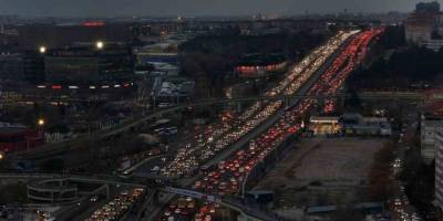 Yoğunluk Yüzde 90.. İstanbul'da Yağış ve 'Yarıyıl Tatili' Trafiği Felç Etti!
